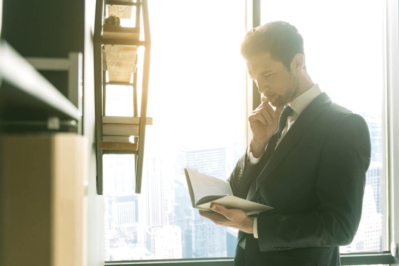 Budgetplanung Arbeitsplatz mit Notizen und Diagrammen